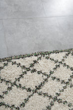 Elegant Handwoven Moroccan Wool Rug - Custom Diamond Design