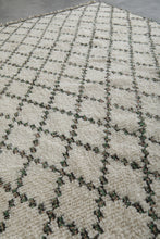 Elegant Handwoven Moroccan Wool Rug - Custom Diamond Design